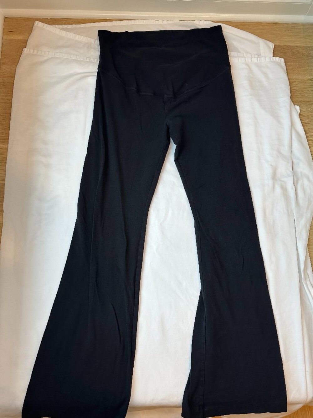 Old Navy black maternity flare yoga pants